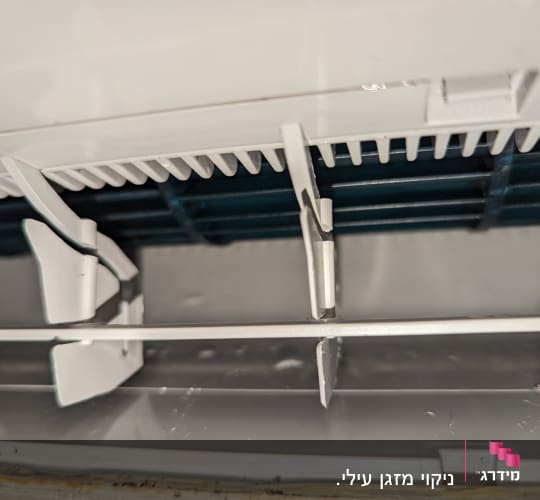 תריסי מיזוג אוויר פתוחים עם חלקים פנימיים גלויים